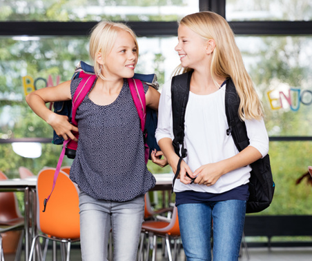Schulkinder auf dem Weg zur Mensa